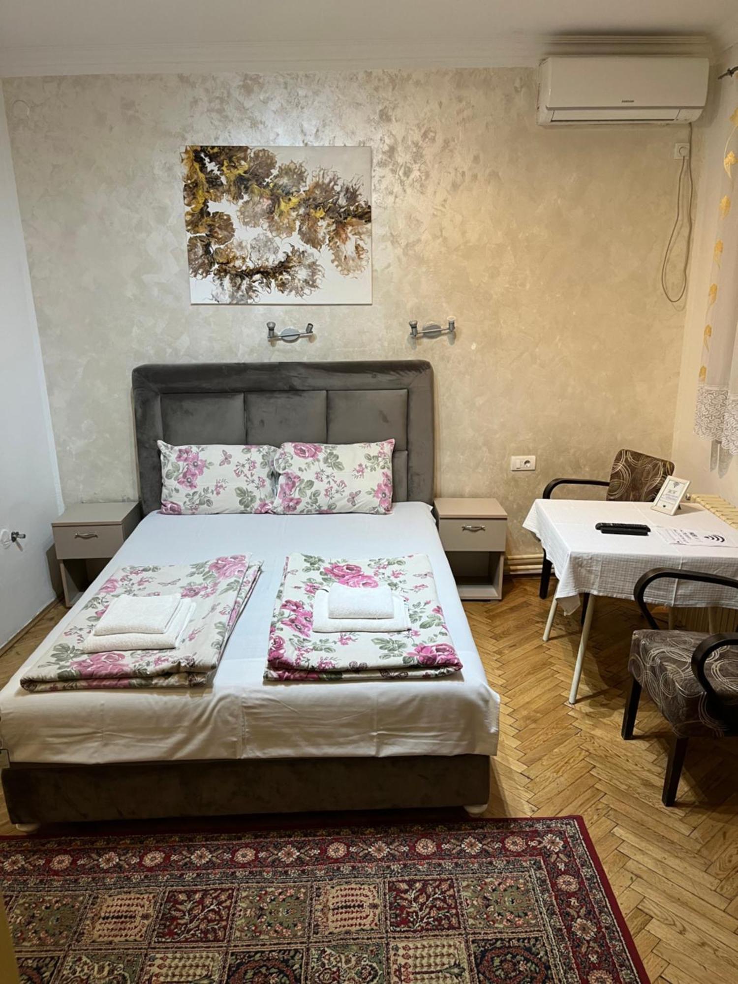Sobe Sa Sopstvenim Kupatilom Private Rooms Bathroom In Center Novi Sad Exteriér fotografie