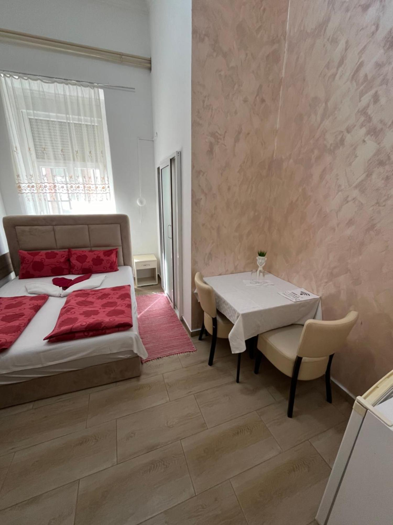 Sobe Sa Sopstvenim Kupatilom Private Rooms Bathroom In Center Novi Sad Exteriér fotografie